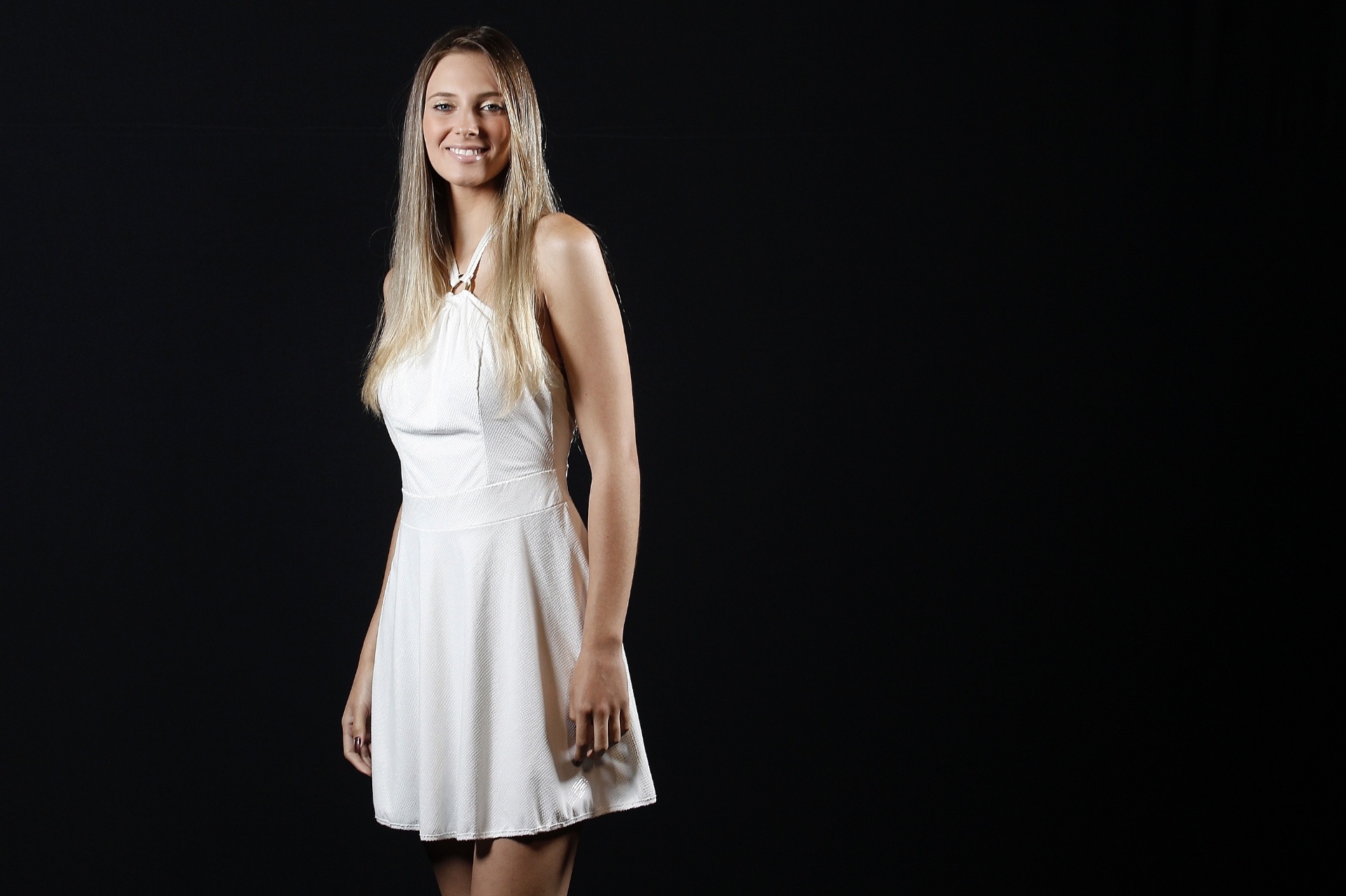 A seguir, veja sugestões de seis diferentes looks criados com apenas um vestido branco, misturando peças de preços variados e que podem ser usadas em diversas ocasiões. Vestido branco, da Gatabakana, R$ 437,25 - Reinaldo Canato/UOL