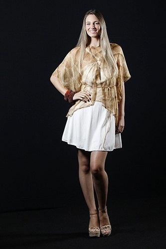 LOOK 1 - Acrescente uma túnica leve e transparente por cima do vestido branco e conquiste um look praiano chic. A sandália de corda com aplicações de pedra reforça o visual descompromissado e elegante. Para complementar a combinação, vale deixar os cabelos soltos e a maquiagem leve. Blusa estampada, da Água de Coco, R$ 299 - Reinaldo Canato/UOL