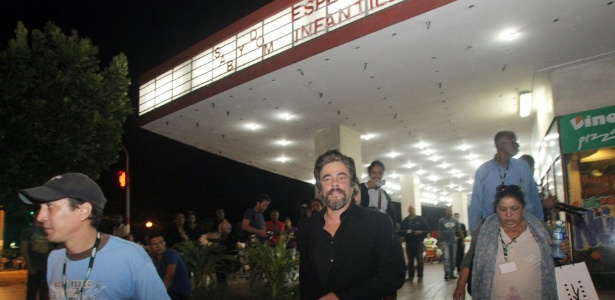 Benicio del Toro deixa uma sessão de cinema durante o Festival de Cinema de Havana - Ernesto Mastrascusa/Divulgação