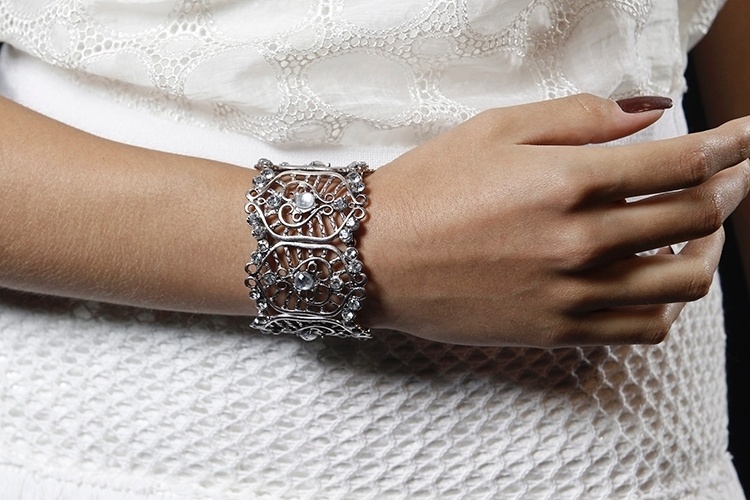 Bracelete prata com pedras, da Olha Que Linda, R$ 36 - Reinaldo Canato/UOL