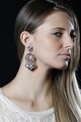 Brinco com medalhas, da Olha Que Linda, R$ 60 - Reinaldo Canato/UOL