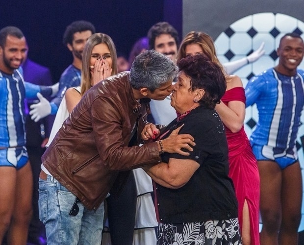 O esperado beijo veio apenas no programa do dia 4 de dezembro, a pedido de Mariana Costa, vencedora de uma brincadeira. Dulce aceitou, mas fez cara de nojo em seguida