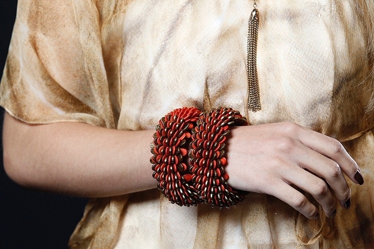 Pulseiras, da Água de Coco, R$ 199 cada; colar com pingente de franja de correntes, da Renner, R$ 35,90 - Reinaldo Canato/UOL