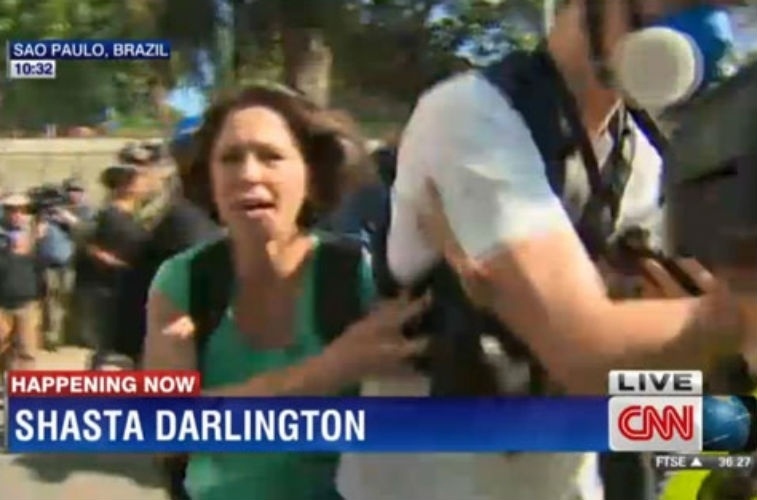 Shasta Darlington é atingida por estilhaços durante manifestação
