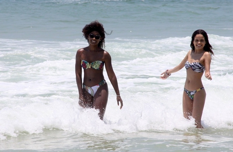 18.dez.2014 - A atriz Erika Januza aproveitou o calor que fez no Rio de Janeiro nesta quinta-feira (18) e foi curtir a praia com uma amiga. As duas escolheram curtir o mar da praia do Pepê, na Barra da Tijuca