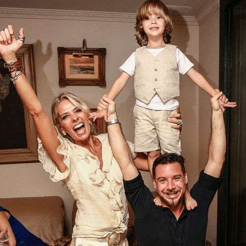 18.dez.2014 - Adriane Galisteu se diverte com o filho, Vittorio, e o marido, Alexandre Iódice, em uma foto postada no Instagram da apresentadora, na madrugada desta quinta-feira