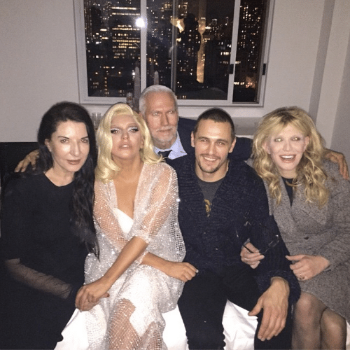 18.dez.2014 - James Franco mostra foto com Lady Gaga, Courtney Love e alguns amigos, durante a celebração do Chanucá, na madrugada desta quinta-feira
