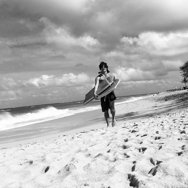 18.dez.2014- Alexandre Pato tem praticado bastante outro esporte nas suas férias no Havaí: surfe. Ele e namorada, a atriz Fiorella Mattheis,estão todos os dias na praia e não esquecem de registrar os momentos de diversão