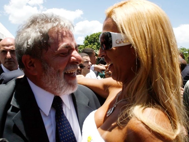 2009 - Valesca Popozuda abraça Lula após posar nua na "Playboy" com uma foto do até então presidente da República - Wallace Barbosa/AgNews