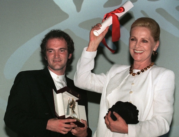 A atriz italiana Virna Lisi recebe o prêmio de melhor atriz no Festival de Cannes 1994 por seu papel em "A Rainha Margot"; a seu lado, Quentin Tarantino posa com a Palma de Ouro por "Pulp Fiction" - Patrick Hertzog/AFP Photo