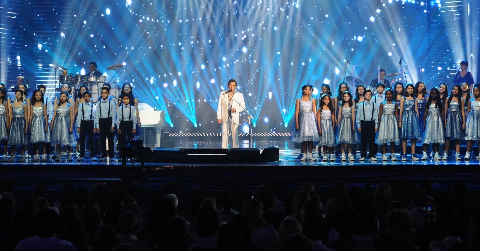 Acompanhado por um coral de 65 crianças, Roberto Carlos cantou "Jesus Cristo", que encerrou a noite