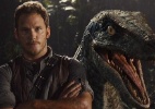 Chris Pratt posa ao lado de velociraptor em nova foto de "Jurassic World" - Reprodução/Twitter/colintrevorrow