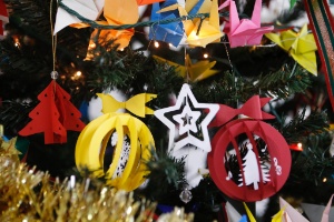 Decore a árvore com kirigamis natalinos delicados e feitos por você - Junior Lago/ UOL