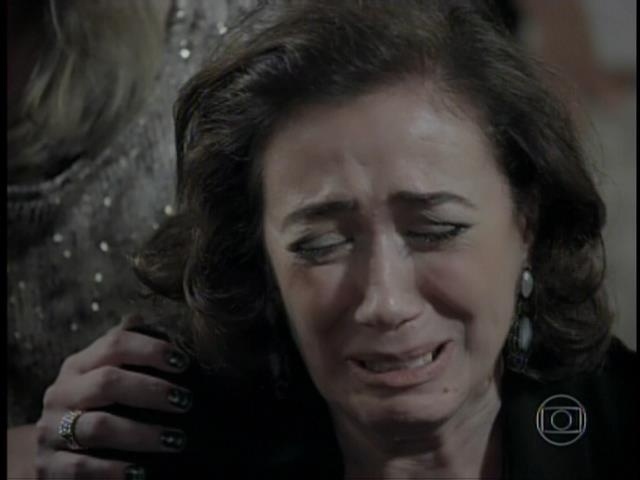 Maria Marta chora ao perceber que José Alfredo morreu
