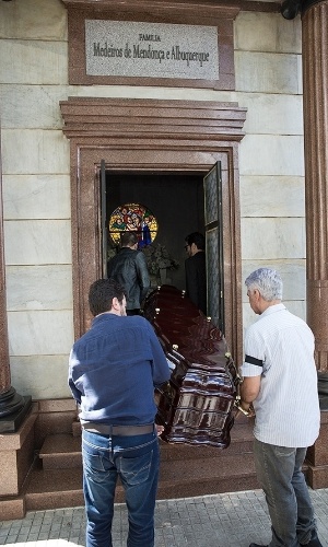 16.dez.2014 - Caixão de Zé Alfredo (Alexandre Nero) adentra o mausoléu da família Medeiros de Mendonça e Albuquerque em "Império"