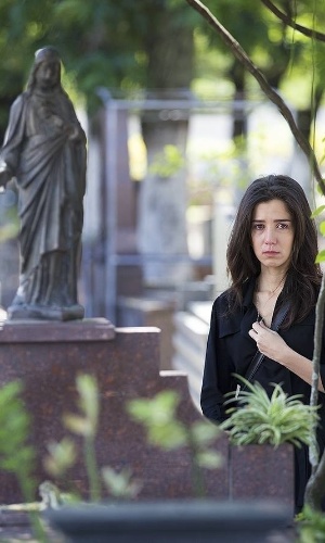16.dez.2014 - Cora (Marjorie Estiano) vai sozinha ao cemitério lamentar a morte de seu grande amor, Zé Alfredo (Alexandre Nero) em "Império"