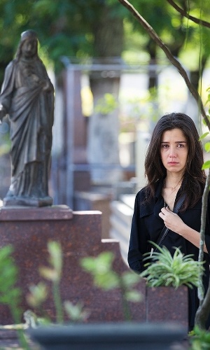 16.dez.2014 - Cora (Marjorie Estiano) vai sozinha ao cemitério lamentar a morte de seu grande amor, Zé Alfredo (Alexandre Nero) em "Império"