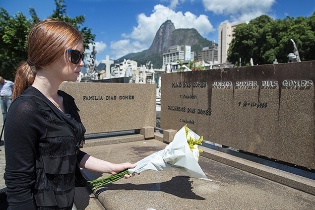 16.dez.2014 - Maria Isis (Marina Ruy Barbosa) também visita outro túmulo dentro do Cemitério de São João Batista, em Botafogo, na zona sul do Rio de Janeiro