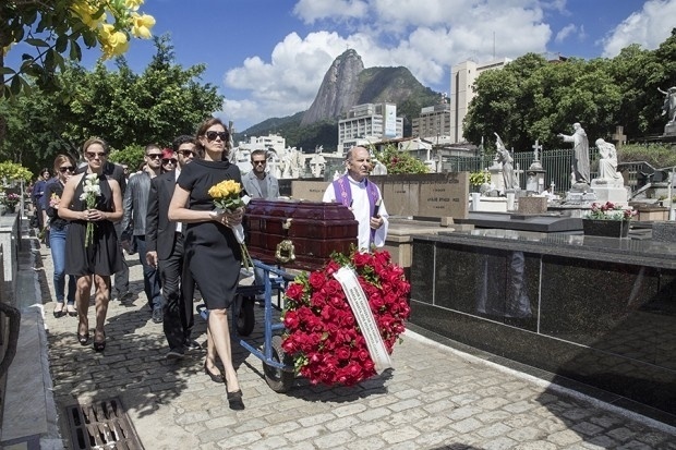 16.dez.2014 - Maria Marta (Lilia Cabral) segue à frente do caixão durante o cortejo do comendador Zé Alfredo, em cena de "Império"