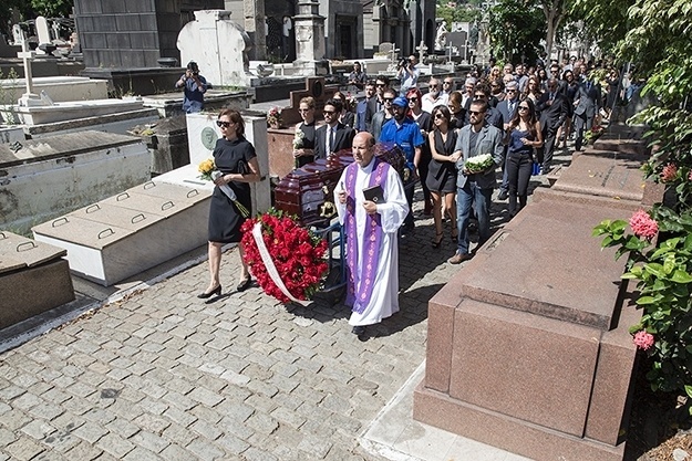 16.dez.2014 - Maria Marta segue à frente do caixão durante o cortejo do comendador Zé Alfredo, em cena de "Império"