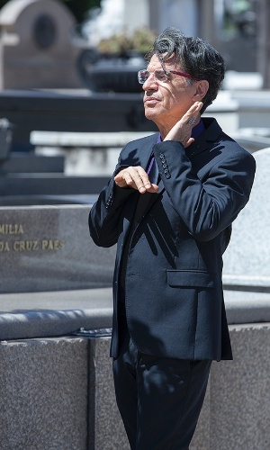 16.dez.2014 - Téo Pereira (Paulo Betti) observa de longe o enterro de Zé Alfredo (Alexandre Nero) em "Império"