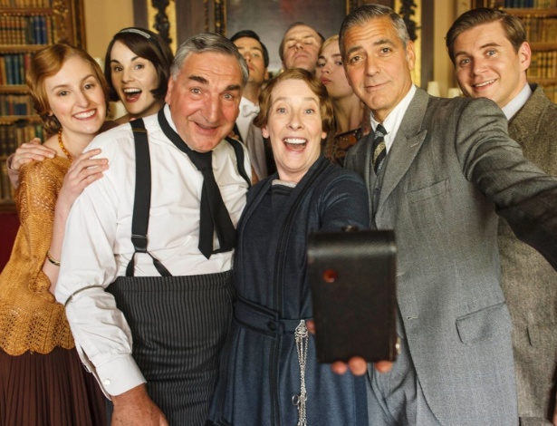 George Clooney faz selfie com elenco da série "Downton Abbey"