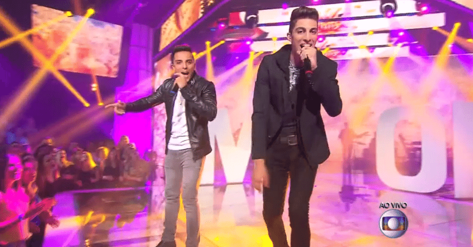 18.dez.2014 - Surpreendendo à plateia e aos jurados, a dupla Danilo Reis e Rafael escolherem a música pop e cantaram 