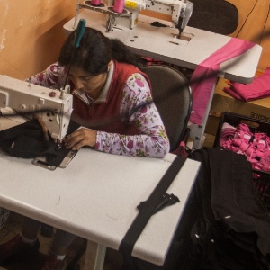 Profissional boliviana em oficina de costura clandestina, em São Paulo - 18.jun.2013 - Victor Moriyama/Folhapress