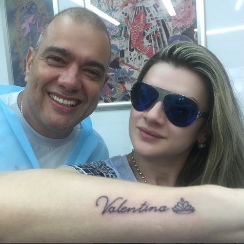 19.dez.2014 - Mirella Santos homenageia a filha e faz tatuagem