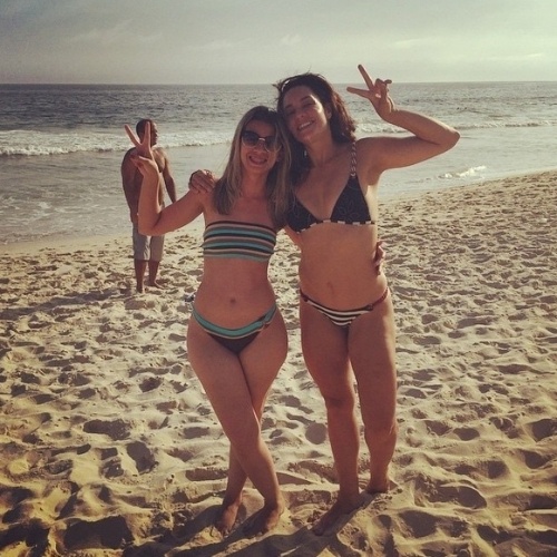 19.dez.2014- Amanda Lee apresenta as belezas da Praia do Leblon para a prima que veio passar o fim de ano no Rio de Janeiro