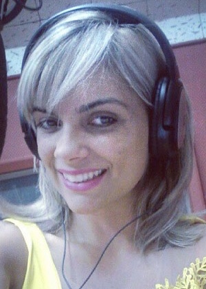 A apresentadora Tathy Marinho, de Taubaté, em São Paulo, grava seu programa de rádio