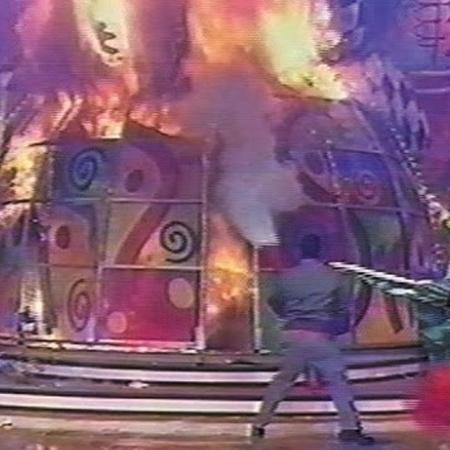 Em 2001, Xuxa cantava "Ilariê" no palco do "Xuxa Park" quando um incêndio tomou conta do cenário do programa - Reprodução/Youtube