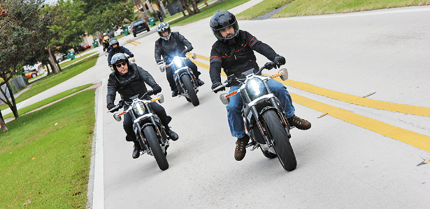 De moto por aí! Veja como pilotar entre os carros com segurança.