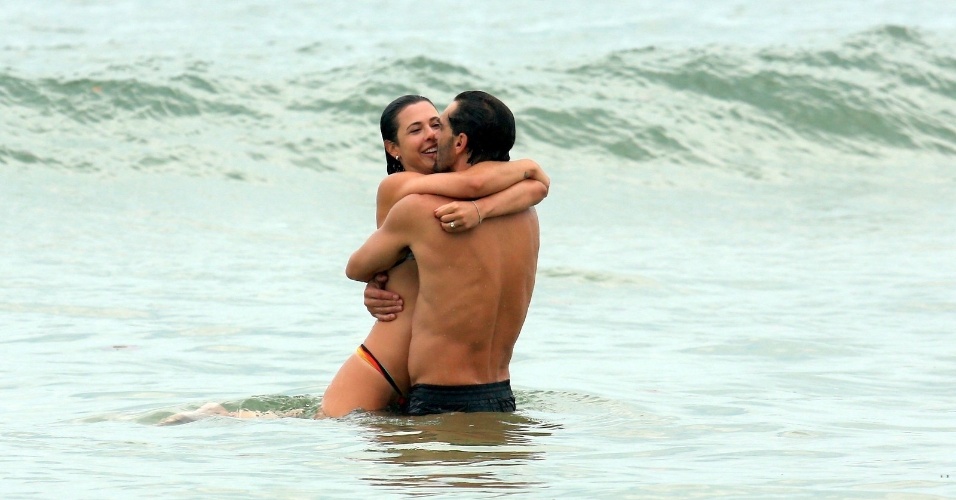 20.dez.2014 - Giba aproveitou a manhã de sábado para curtir a praia com a namorada, Maria Luiza Daudt, no Rio. O local escolhido foi a Barra da Tijuca