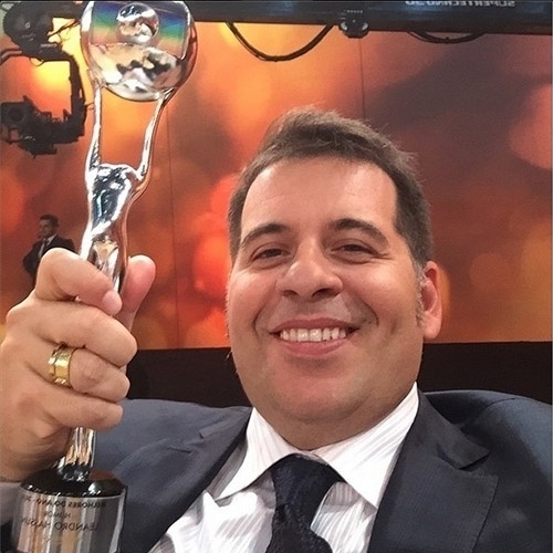 20.dez.2014 - Leandro Hassum comemora prêmio de melhor humorista no Melhores do Ano, do "Domingão do Faustão". "Sou tri", escreveu ele