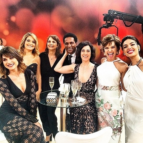 20.dez.2014 - Luis Miranda posa com Chandelly Braz, Claudia Abreu, Drica Moraes, Fernanda Torres, Bruna Linzmeyer e Isis Valverde no Melhores do Ano, do "Domingão do Faustão". "Bendito entre as divas", escreveu ao postar a imagem