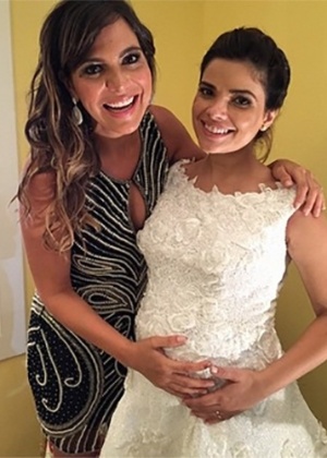 Vanessa Giácomo posa com vestido de noiva, ao lado da promoter Carol Sampaio