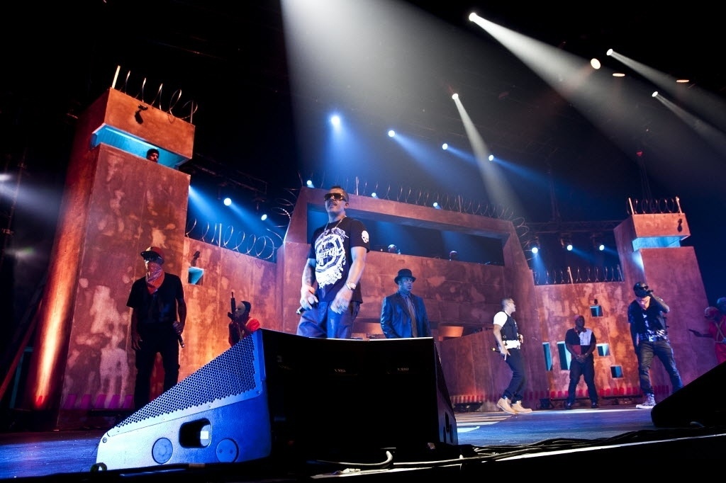 21.dez.2014 - Mano Brown comanda show de lançamento do disco Cores & Valores, do Racionais MCs, no Espaço das Américas, em São Paulo. Negra Li se apresentou antes do grupo de rap - Lucas Lima/UOL