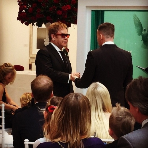 21.dez.2014 - O cantor britânico Elton John anunciou neste domingo (21) a oficialização do casamento com seu companheiro há 21 anos, David Furnish, em seu Instagram