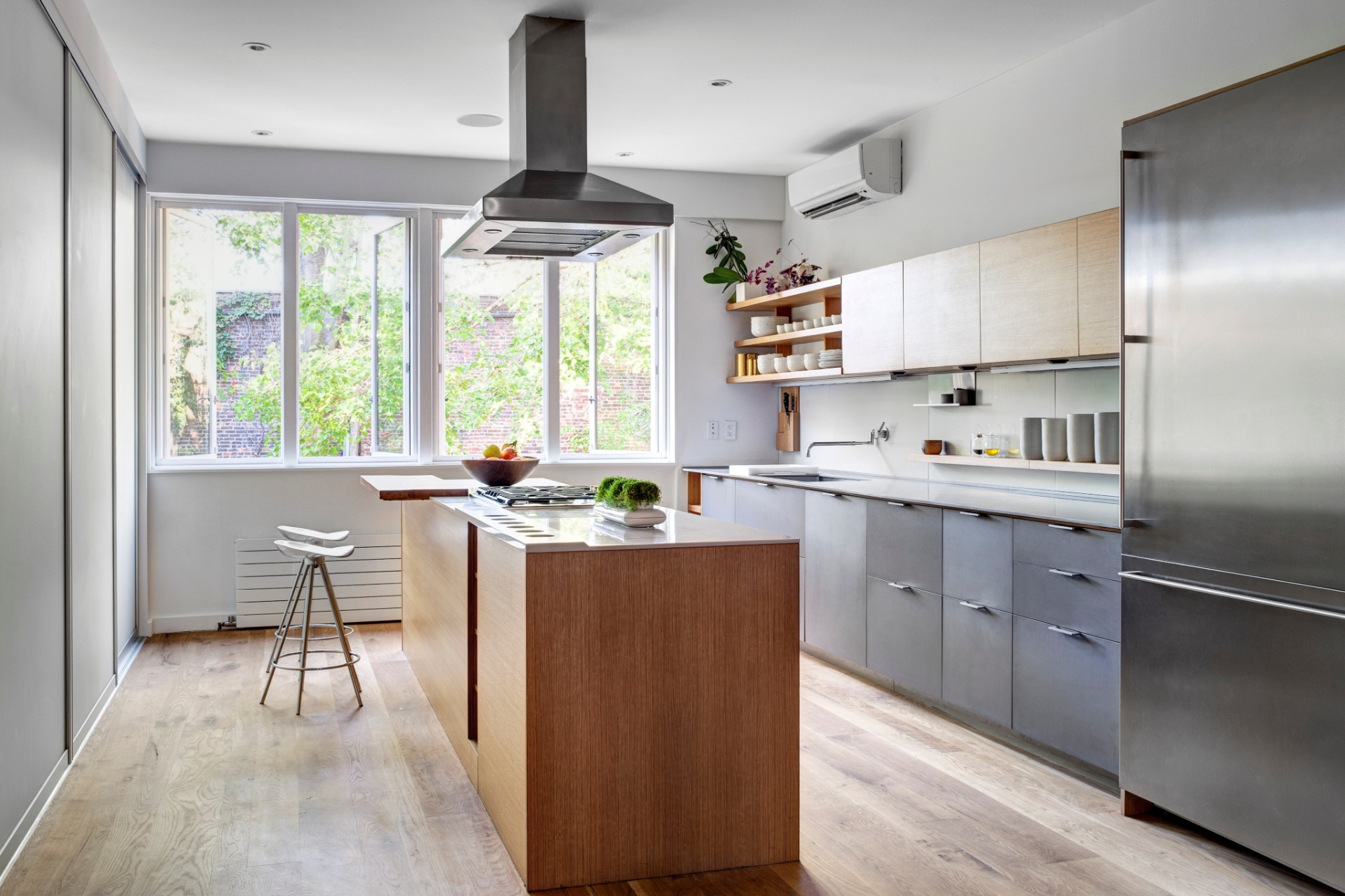 A cozinha Henrybuilt era parte do mostruário de um dos showrooms da marca norte-americana e foi comprada por US$ 10 mil, uma fração de seu custo no varejo. A composição foi o ponto de partida para a determinação de todo o projeto de reforma da residência no Brooklyn (Imagem do NYT, usar apenas no respectivo material) - Bruce Buck/ The New York Times