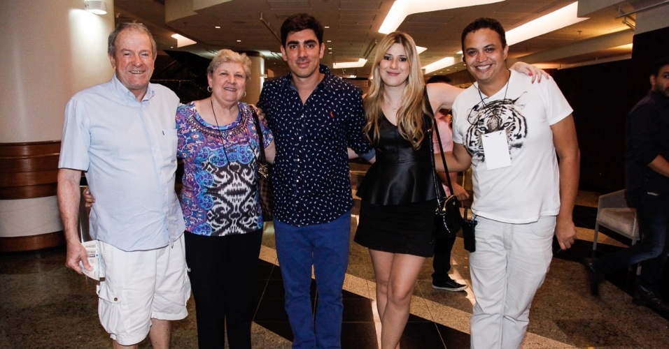 Dani Calabresa e Marcelo Adnet posam com os pais de Dani e um amigo no último espetáculo de 