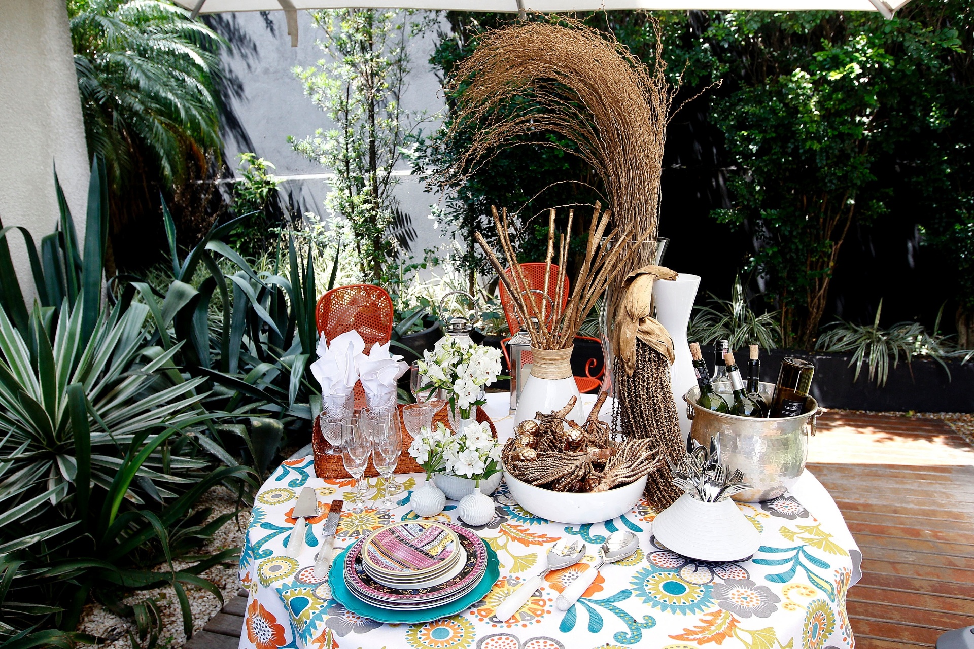 Pronto! Uma moderna mesa está posta! E essas dicas podem ser seguidas também para mesas convencionais, para o almoço em si, com algumas adaptações como o correto posicionamento dos copos e talheres. Para tirar as dúvidas, clique no link no topo deste álbum! Agora, independentemente da decoração, o sucesso da festa fica por sua conta: esteja alegre, se esmere no cardápio, ofereça boa bebida e coloque uma música. "Deixe tudo bem arrumado, com capricho!", ensina a decoradora Renata Chap Chap - Reinaldo Canato/ UOL