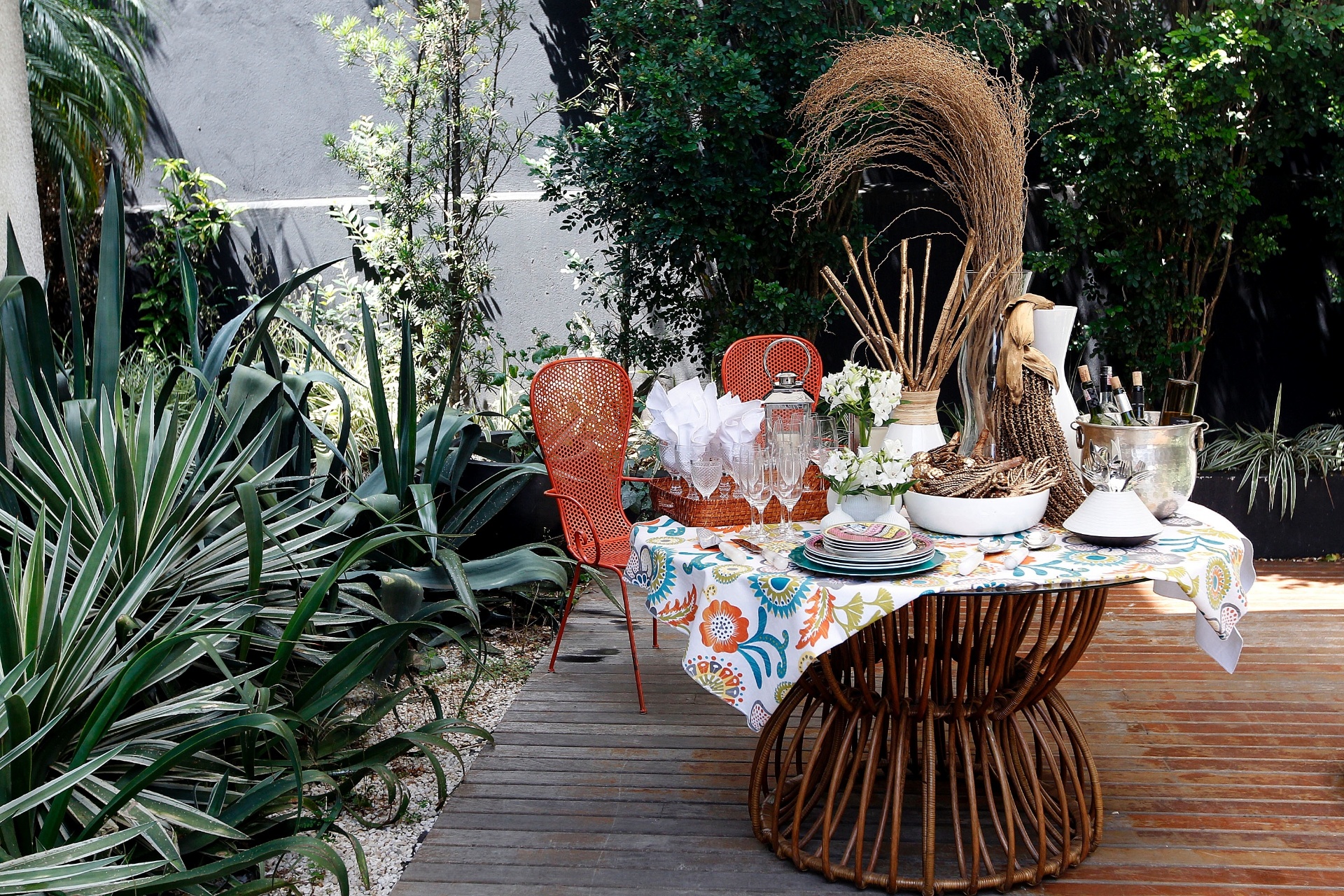 Vai comemorar o Ano Novo em casa? Que tal montar uma bonita mesa para o primeiro almoço deste novo ciclo, no jardim ou na varanda? A decoradora Renata Chap Chap criou uma bela composição usando elementos da Regatta Casa, mas você pode produzir a sua com louças, copos, talheres e toalhas que já possui, basta criatividade e pequenas doses de capricho. "Um almoço, normalmente, pede uma produção mais informal, ainda mais se os convidados forem amigos e familiares", afirma a decoradora - Reinaldo Canato/ UOL