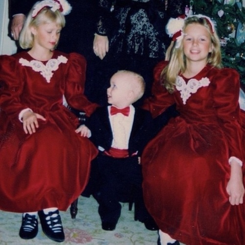 24.dez.2014 - A socialite americana Paris Hilton tirou do baú uma foto incrível ao lado dos irmãos, Nicky Hilton e Barron Hilton para lembrar que Natal é ao lado da família