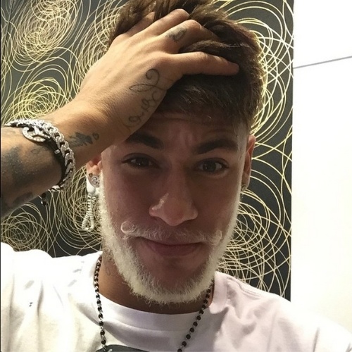 24.dez.2014 - Neymar platina a barba e tenta imitar o Papai Noel