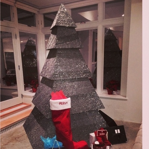 24.dez.2014 - Polêmica, Rihanna mostra sua árvore de Natal diferenciada