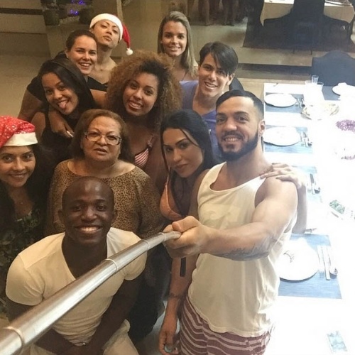 24.dez.2014 - Belo usou um "pau de selfie" para registra o Natal com a mulher, Gracyanne Barbosa
