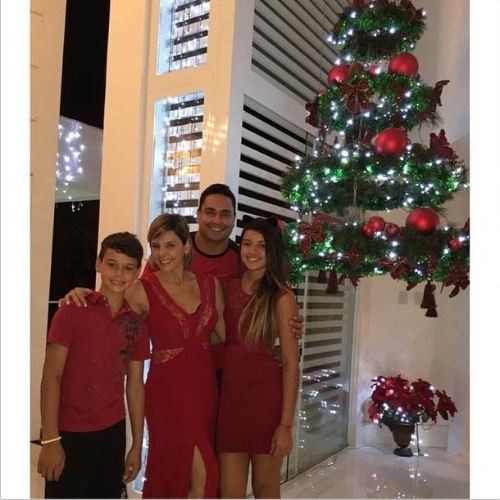 24.dez.2014 - Carla Perez comemora o Natal com Xanddy e os filhos