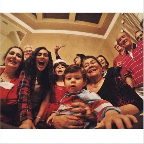 24.dez.2014 - Livian Aragao faz selfie para mostrar seu Natal com o pai, Renato Aragão