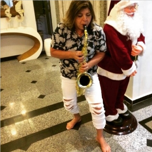 24.dez.2014 - Roberta Miranda toca saxofone ao lado do Papai Noel para alegria dos fãs